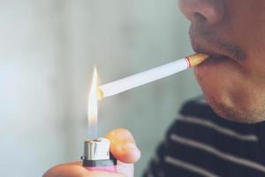 homme fumant une cigarette. propagation de la fumée de cigarette. photo