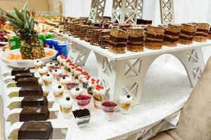 table de fête exquise avec des bonbons et des fruits. photo