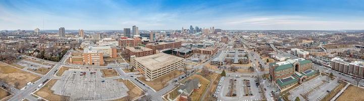 panorama de drones sur les toits de la ville de kansas au lever du soleil photo