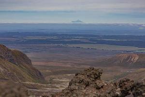 photo panoramique du mont ngauruhoe dans le parc national de tongariro sur l'île du nord de la nouvelle-zélande en été