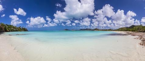 vue sur la plage tropicale sur l'île des Caraïbes st. Martin pendant la journée photo