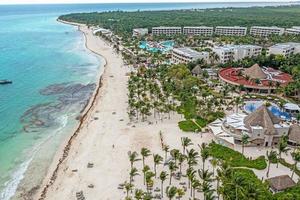 panorama sur une plage tropicale prise de l'eau pendant la journée photo