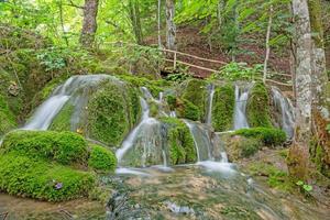 photo d'une cascade dans le parc national des lacs de plitvice en croatie avec une longue exposition pendant la journée