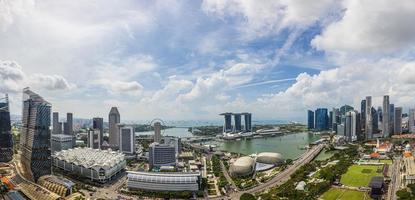 photo panoramique aérienne de l'horizon de singapour et des jardins de la baie pendant la préparation de la course de formule 1 pendant la journée en automne
