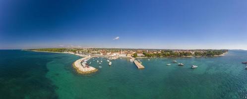 photo aérienne panoramique de drone au-dessus de la ville istrienne de fazana avec port pendant la journée