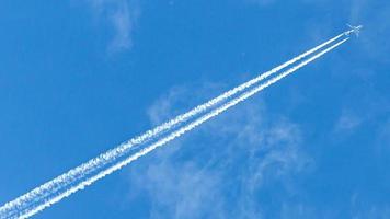 avion bimoteur pendant le vol en haute altitude avec traînées de condensation photo