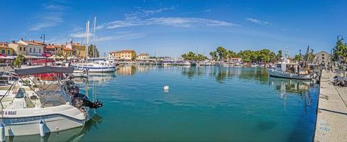 vue panoramique sur le port de la ville côtière croate de novigrad en istrie pendant la journée par temps clair photo