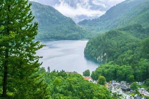 photo panoramique du château de hohenschwangau et du lac alpsee en bavière