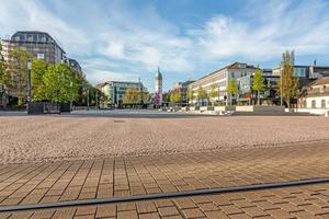 vue panoramique sur la friedensplatz jusqu'à la tour blanche dans le centre-ville de la ville universitaire de hesse darmstadt en allemagne photo