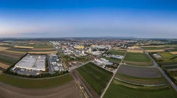 Panorama de drone sur le village allemand de Griesheim près de Darmstadt dans le sud de la Hesse le soir photo