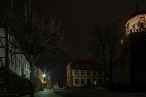 scène nocturne d'une vieille ville allemande avec des maisons à colombages et une rue pavée par temps humide photo