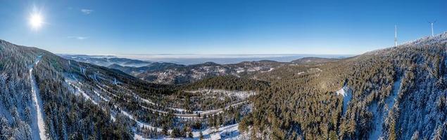 Panorama de drone sur la vallée du rhin près de la ville allemande baden baden prise de mummelsee en forêt noire photo