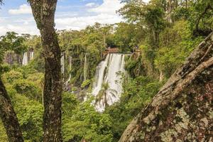 photo du spectaculaire parc national d'iguacu avec les impressionnantes chutes d'eau à la frontière entre l'argentine et le brésil