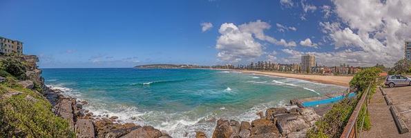 photo panoramique de la plage de queenscliff près de sydney pendant la journée ensoleillée