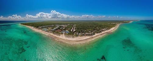 panorama sur une plage tropicale prise de l'eau pendant la journée photo