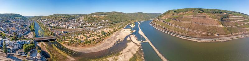 image de drone de l'estuaire de la nahe avec la rivière nahe presque asséchée photo