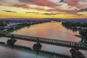 photo aérienne de l'embouchure principale de la rivière et de la ville de mayence au coucher du soleil