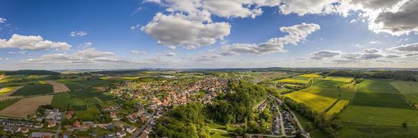 photo panoramique de drone de la ville de diemelstadt dans le nord de la hesse en allemagne pendant la journée