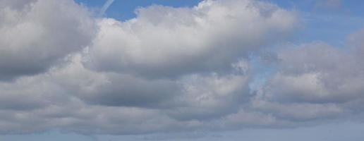 image d'un ciel partiellement nuageux et partiellement dégagé pendant la journée photo