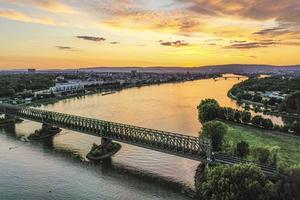 photo aérienne de l'embouchure principale de la rivière et de la ville de mayence au coucher du soleil