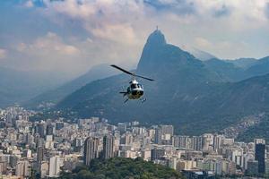 vue panoramique sur la ville et les plages depuis la terrasse d'observation sur la montagne du pain de sucre à rio de janeiro avec hélicoptère en vol photo