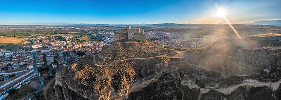 image de drone du château dans la ville de monzon, dans le nord de l'espagne photo