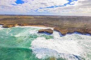 Photo aérienne de la côte rocheuse le long de la Great Ocean Road dans le sud de l'Australie