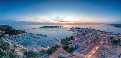 panorama de drones sur la ville côtière croate de porec avec port et promenade au lever du soleil photo