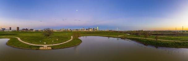 photo panoramique de drone aérien de dallas skyline et trammel crow park au coucher du soleil en hiver