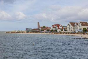 vue sur la plage du village allemand laboe à la mer baltique en été photo