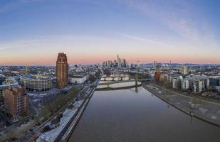 photo panoramique aérienne de l'horizon de francfort avec rivière principale avec ciel coloré pendant le lever du soleil