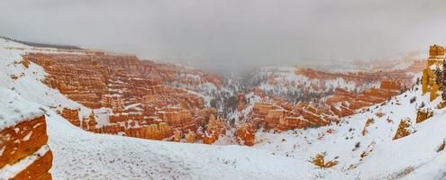 vue sur le canyon de brice en hiver pendant la journée photo