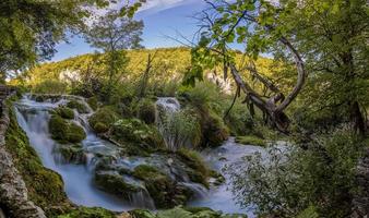 photo d'une cascade dans le parc national des lacs de plitvice en croatie avec une longue exposition pendant la journée