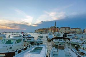 silhouette de la ville historique de rovinj prise du port le soir photo