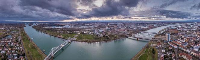 panorama de drone sur le rhain et la ville française de strasbourg pendant la journée avec ciel nuageux photo