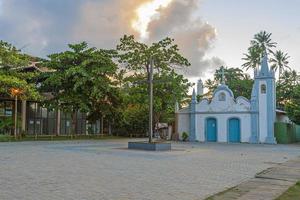 vue sur l'église historique de praia do forte au brésil au crépuscule photo
