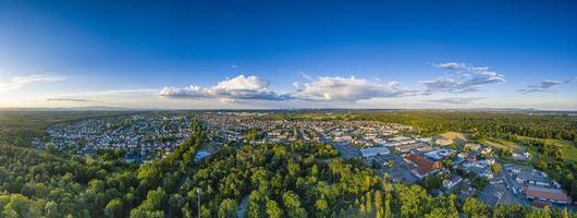 photo panoramique aérienne de la ville de moerfelden dans le sud de la hesse pendant le coucher du soleil