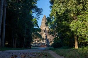 ruines mystiques et célèbres d'ancre wat au cambodge sans personne en été photo