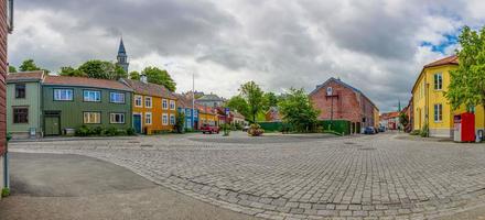 impressions de la vieille ville de la ville norvégienne de trondheim en été photo
