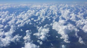 image de nuages détachés d'en haut prise d'un avion photo