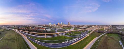 Photo panoramique aérienne de la ligne d'horizon de Fort Worth au lever du soleil avec intersection d'autoroute au Texas