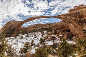 Vue sur l'arche murale dans le parc national des Arches dans l'Utah en hiver photo