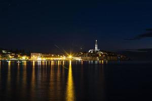 vue sur le centre historique de rovinj au coucher du soleil avec reflets de l'eau photo