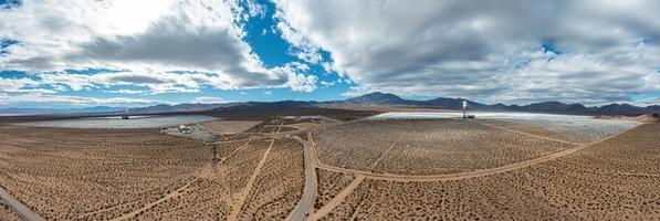 panorama de drones sur la centrale solaire thermique d'ivanpah en californie pendant la journée photo