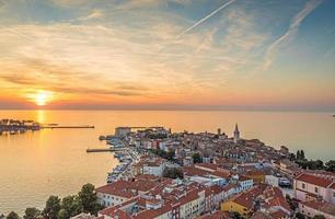 panorama de drones sur la ville côtière croate de porec avec port et promenade au lever du soleil photo