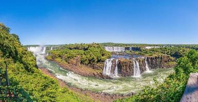 photo du spectaculaire parc national d'iguacu avec les impressionnantes chutes d'eau à la frontière entre l'argentine et le brésil