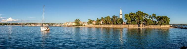 photo panoramique du rivage de novigrad en croatie pendant la journée