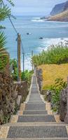 vue vers le bas sur l'escalier du village jardim do mar vers l'océan atlantique pendant la journée photo