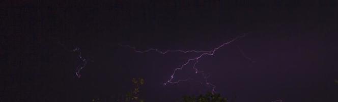 photo d'un flash dans le ciel nocturne avec des nuages lumineux