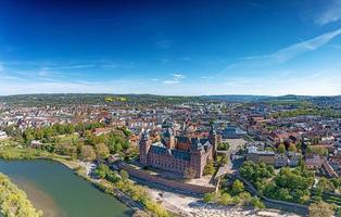 Vue aérienne panoramique sur la ville allemande d'Aschaffenburg sur la rivière Main photo